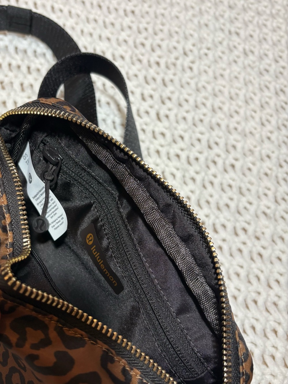 (NWT) RARE! lululemon leopardo everywhere crossbody bag *metal hardware - Picture 9 of 11
